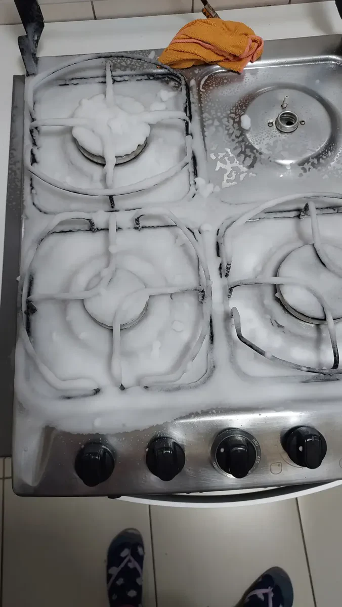 Espuma cobrindo o fogão inteiro
